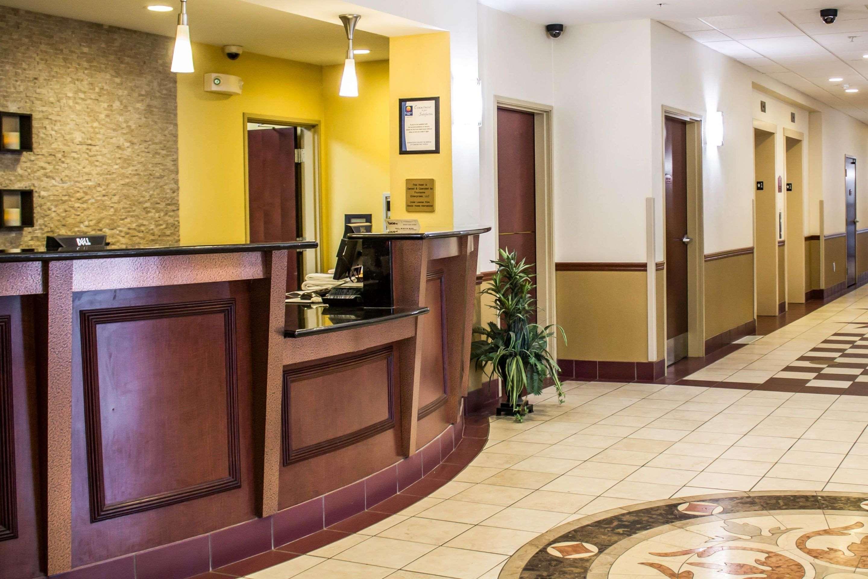 Comfort Inn & Suites Kent - University Area エクステリア 写真